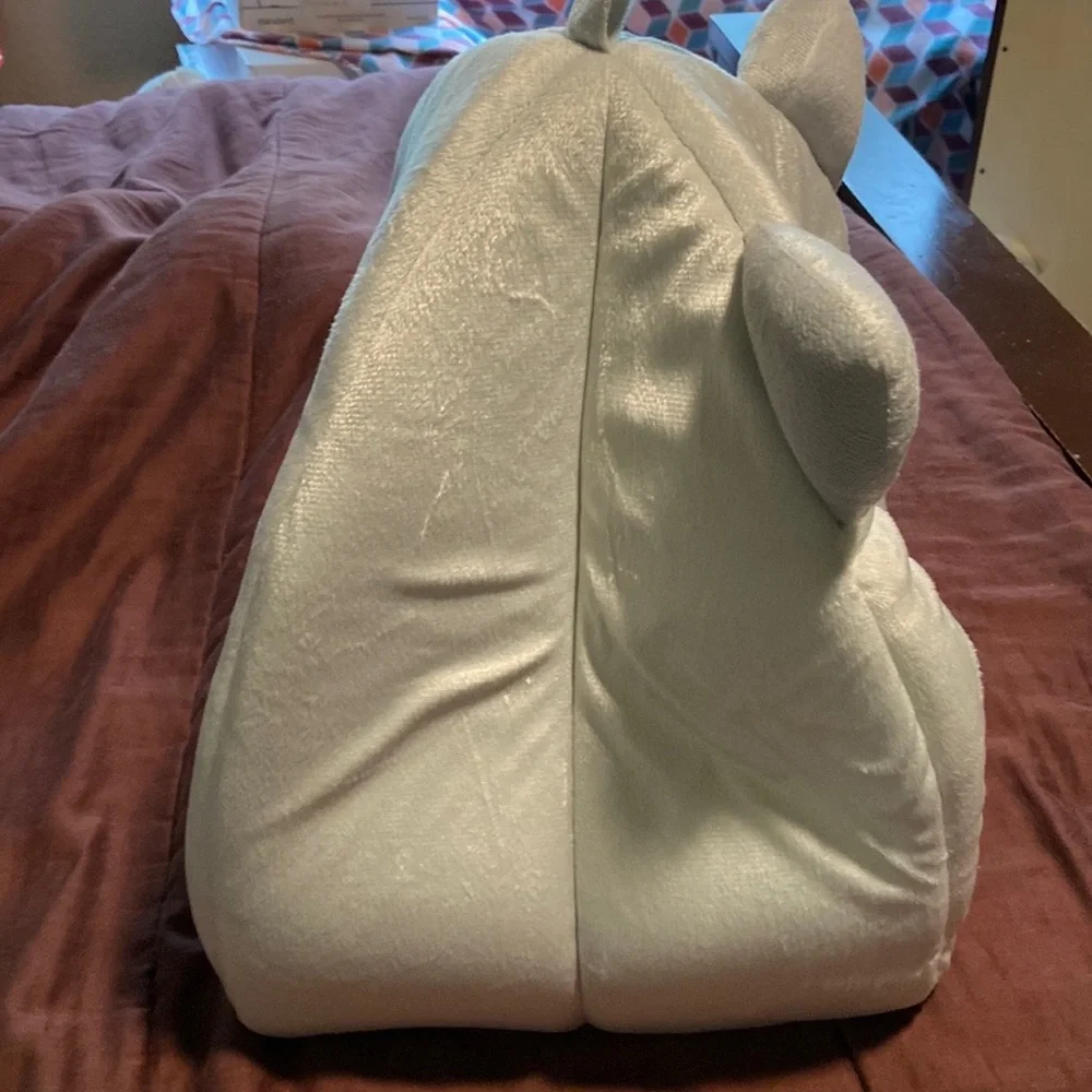 Cat Hut.  Small Pet Bed. Meow Brand. NWT!